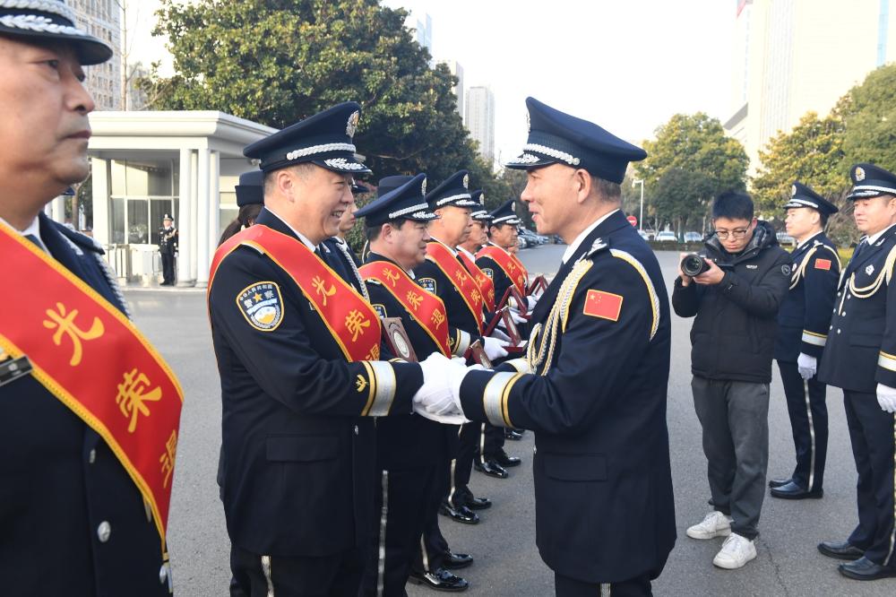 （市政府副市长、市公安局党委书记、局长杨永春为2025年度退休民警颁发荣休纪念牌）