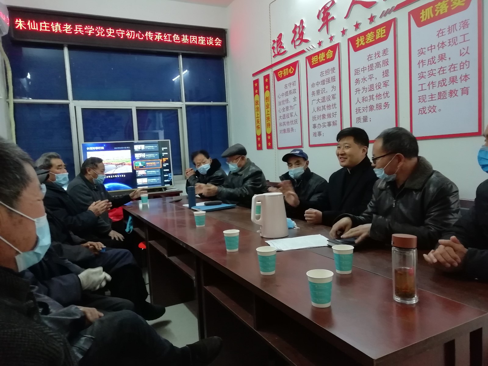 丁鹏主持老战士座谈会.jpg