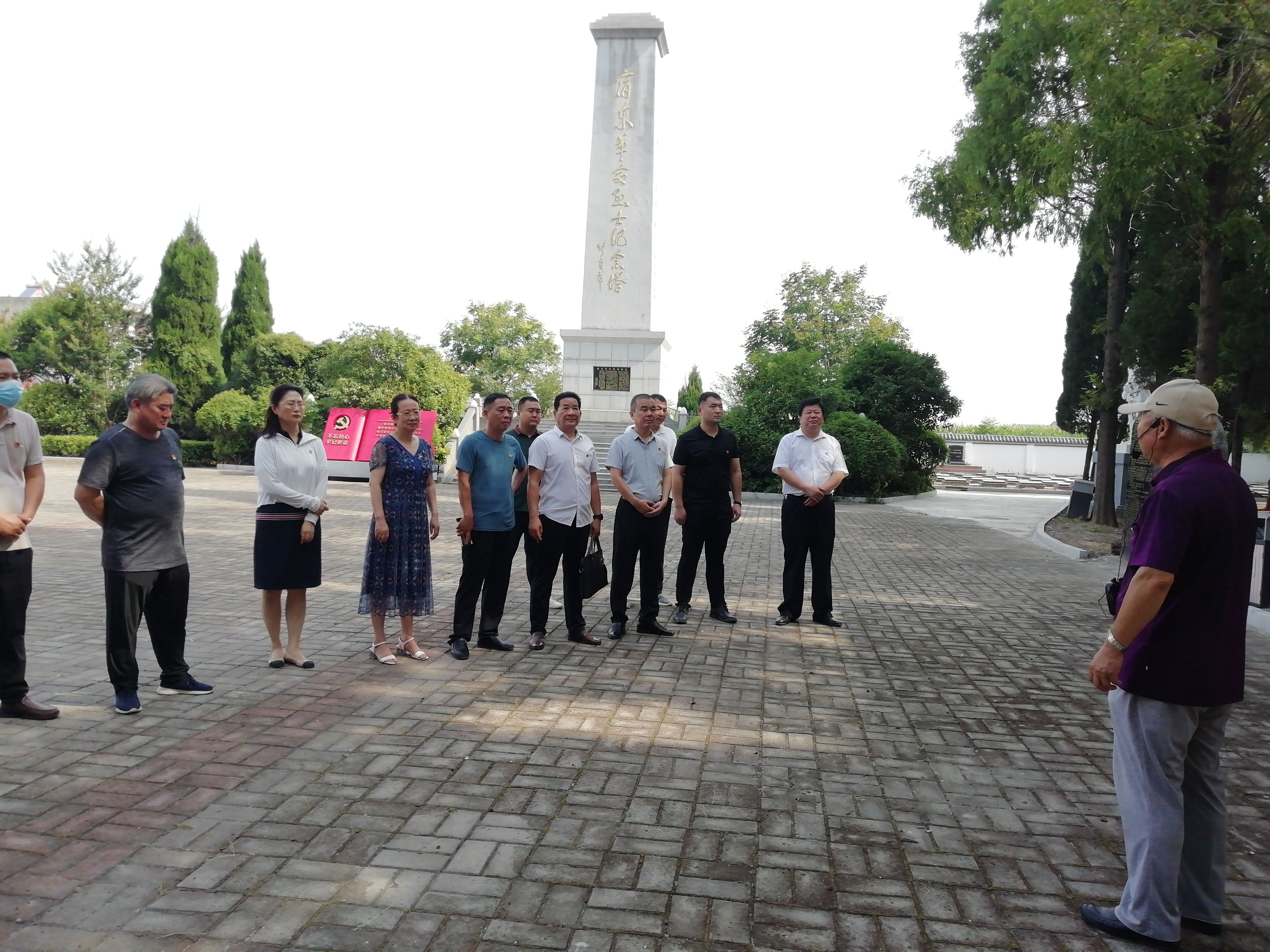 8.18陵园宣讲1.jpg